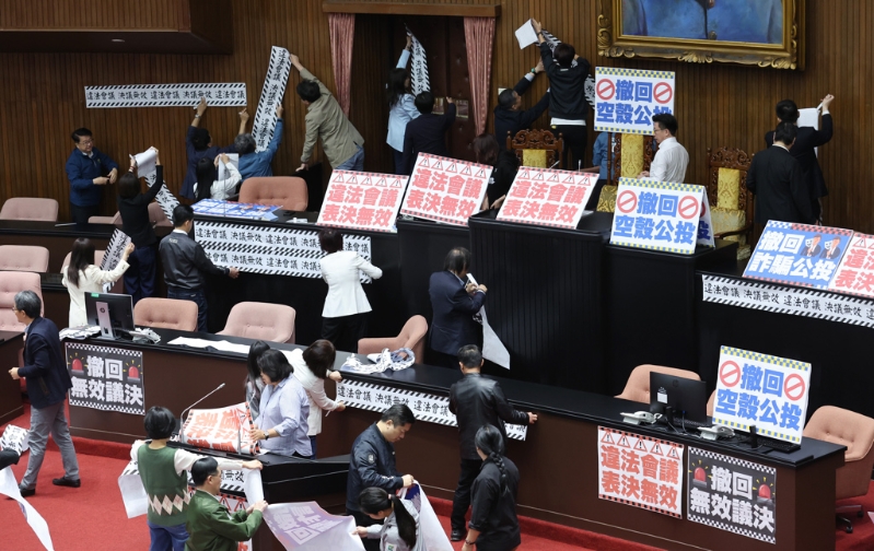 民進黨“立委”28日一早自行撕開議場大門上的封條后，沖進議場占領主席臺，布置各式標語，要求先協商再開會。