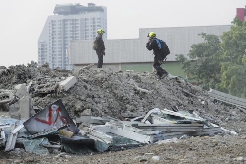 有興建中的33層高大樓倒塌，搜救持續進行。 美聯社