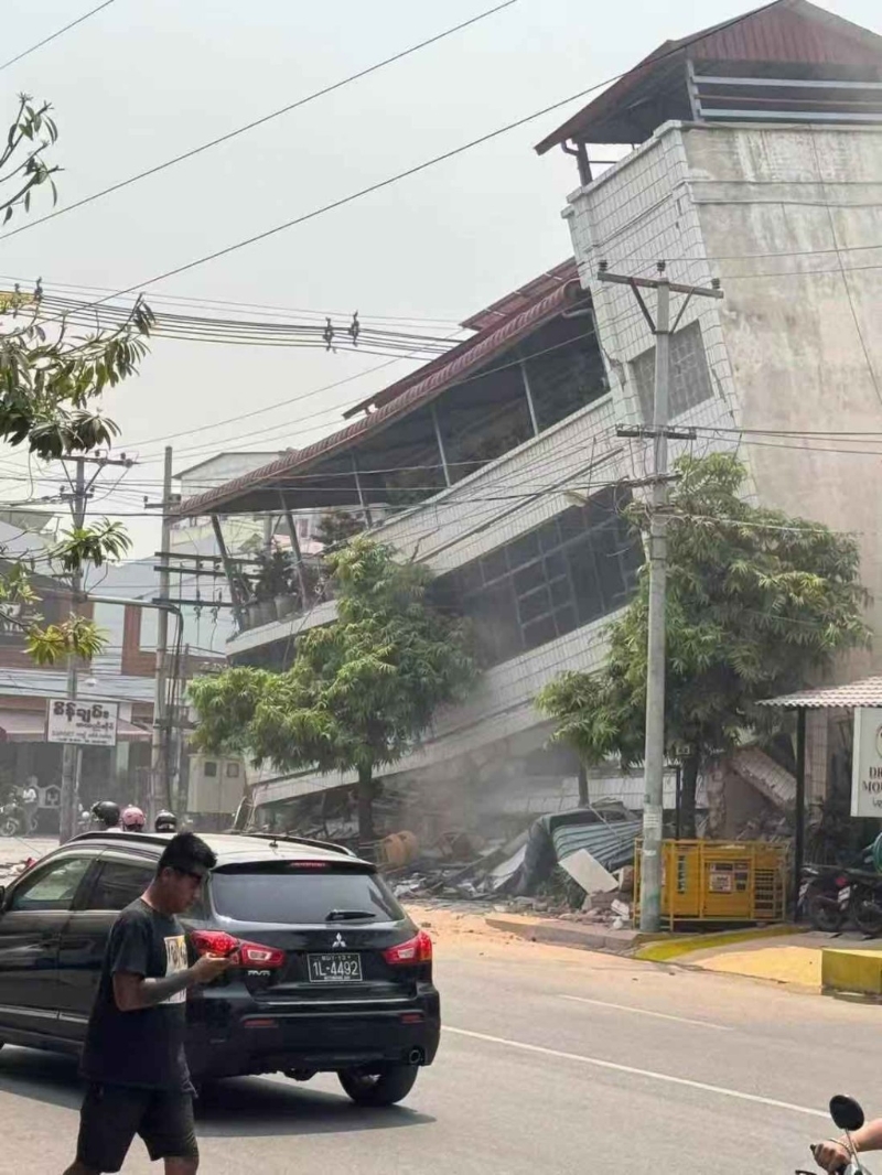 在緬甸曼德勒省拍攝的地震后受損的建筑。 新華社