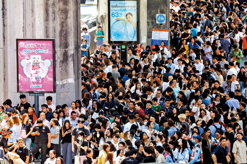 曼谷昨日震感強烈，大批民眾實時跑到街上暫避。
