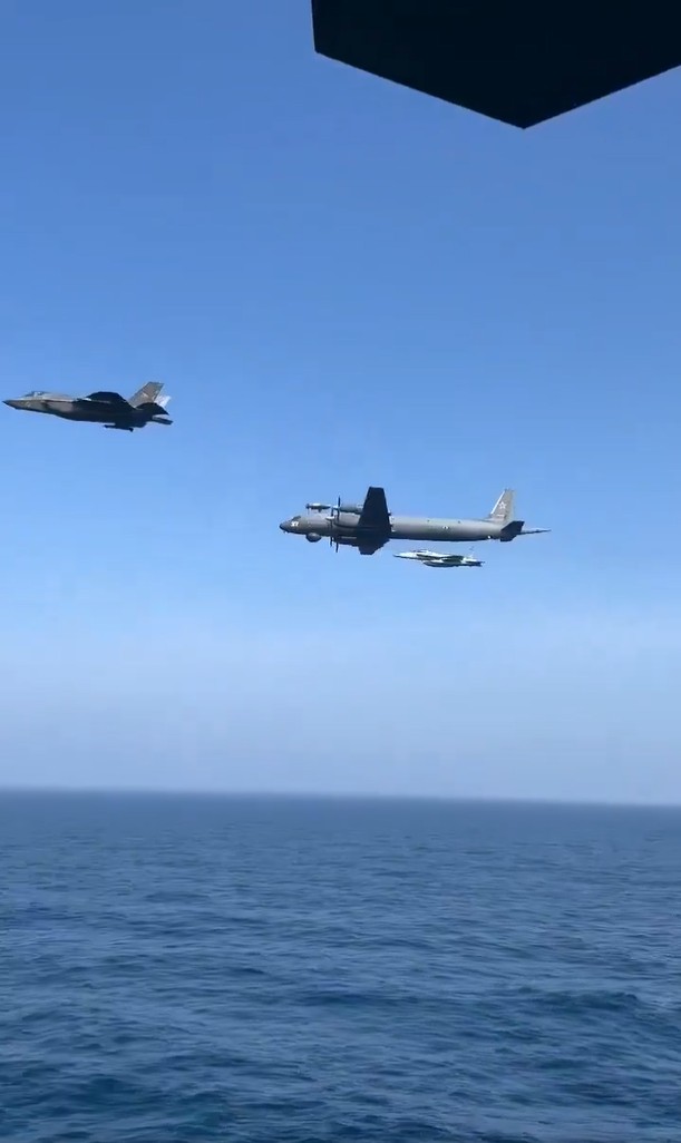 美軍F A-18F超級大黃蜂與F-35C隱形戰機 美軍F A-18F超級大黃蜂與F-35C隱形戰機