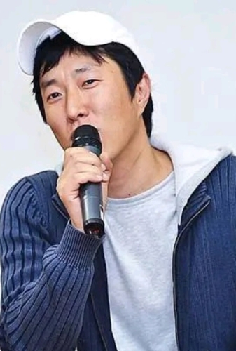 《Real》原本由李政燮執導，但后來被指因“創作理念分歧”而被換掉。