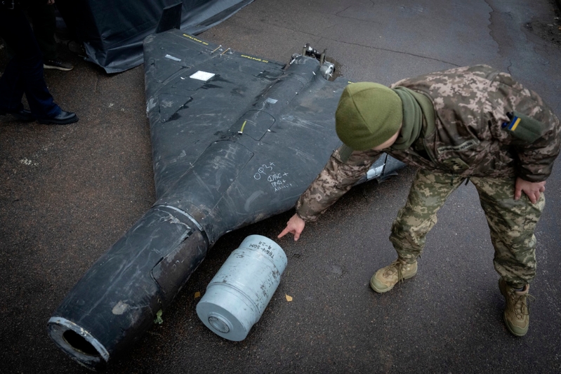 烏克蘭近期發現，俄羅斯在見證者（Shahed）自殺無人機內塞木頭，專家推測俄軍正在測試新硬件，無人機的目標是進行偵察。 圖為遭擊落的俄軍見證者無人機及搭載的熱壓彈頭。美聯社