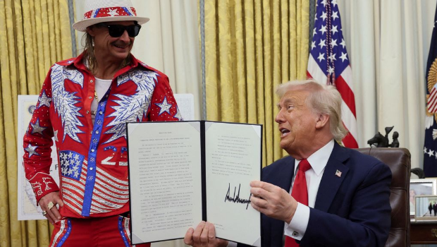 美國總統特朗普3月31日在搖滾嘻哈歌手“搖滾小子”（Kid Rock）見證下，于白宮橢圓形辦公室簽署了打擊黃牛的行政命令。