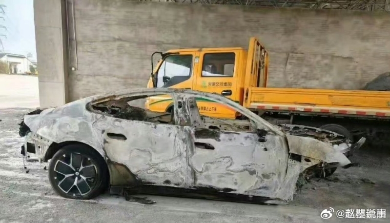 肇事的小米SU7被燒成廢鐵。