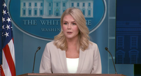 萊維特當地時間4月1日在記者會上的畫面 圖源:白宮社交媒體賬號所發布視頻中畫面截圖 萊維特當地時間4月1日在記者會上的畫面 圖源:白宮社交媒體賬號所發布視頻中畫面截圖