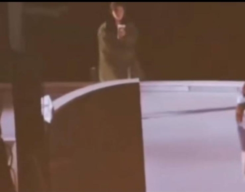 吳宣儀暈倒前一個人在臺上踱步。