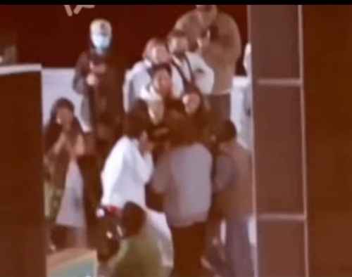 吳宣儀暈倒后被工作人員抱走。