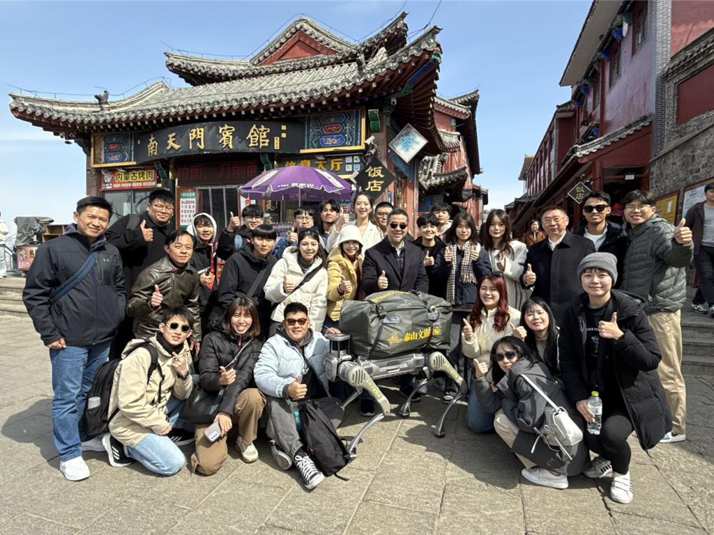 馬英九文教基金會執行長蕭旭岑(中)帶領“大九學堂”師生登泰山 馬英九文教基金會執行長蕭旭岑(中)帶領“大九學堂”師生登泰山