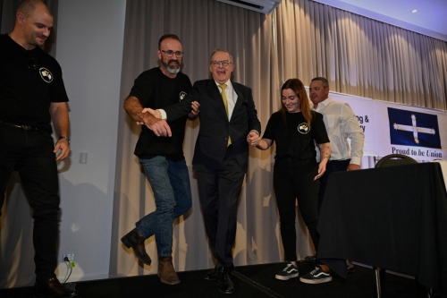 2025-04-03T053236Z_1611082201_RC24QDAIYP9J_RTRMADP_3_AUSTRALIA-ELECTION-ALBANESE-MOMENT