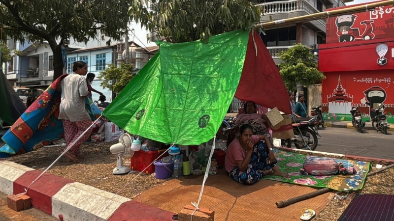 緬甸曼德勒的房屋在周五的地震中受損，當地居民在路上的臨時帳篷休息。 美聯社