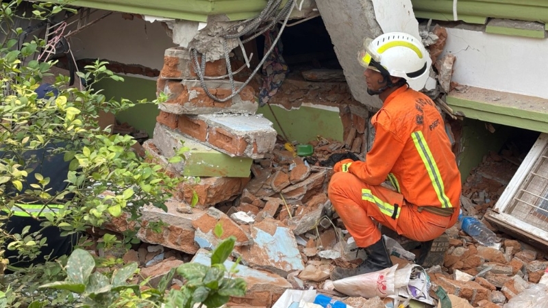 中國救援隊在曼德勒展開救援行動。 美聯社