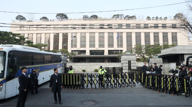 4月4日，在韓國首都首爾，警察在韓國憲法法院前執勤。新華社