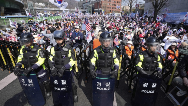 尹錫悅支持者怒砸警車被捕 尹錫悅支持者怒砸警車被捕