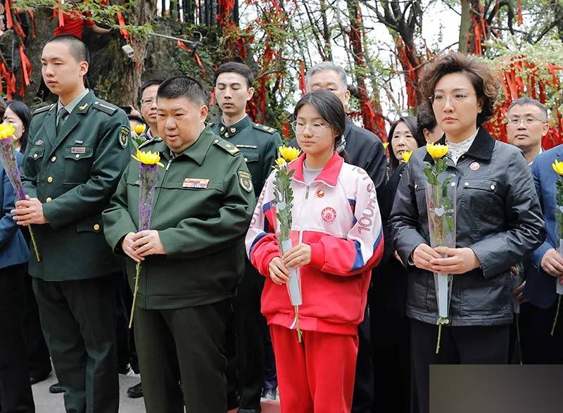 毛新宇及其家人,清明時回湖南拜祭爺爺毛澤東。 天下韶山網 毛新宇及其家人,清明時回湖南拜祭爺爺毛澤東。 天下韶山網