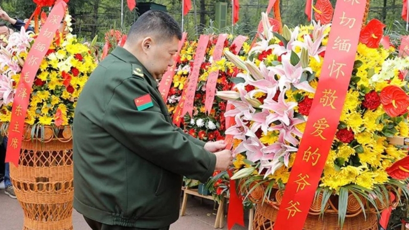 毛新宇及其家人,清明時回湖南拜祭爺爺毛澤東。 毛新宇及其家人,清明時回湖南拜祭爺爺毛澤東。