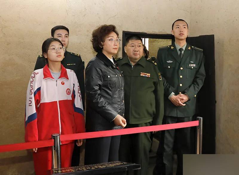 毛新宇及其家人,清明時回湖南拜祭爺爺毛澤東。 天下韶山網 毛新宇及其家人,清明時回湖南拜祭爺爺毛澤東。 天下韶山網