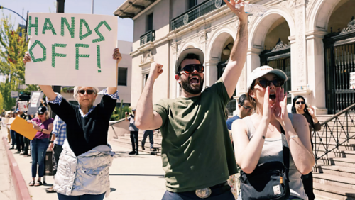 示威者在洛杉磯集會抗議特朗普政府 示威者在洛杉磯集會抗議特朗普政府