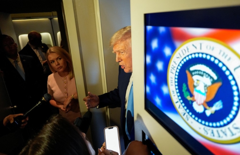 特朗普在空軍一號上接受記者訪問，再談關稅問題。