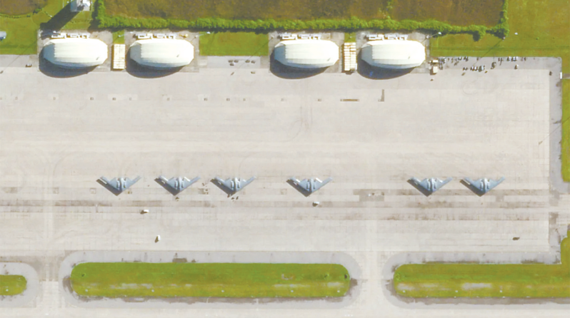 迭戈加西亞基地停機坪上的6架B-2轟炸機 迭戈加西亞基地停機坪上的6架B-2轟炸機