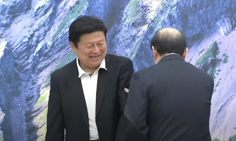 卓榮泰今（7）日下午2點邀請“立院”朝野黨團協商，然而柯建銘到場后不滿座位安排，甚至要同場的傅昆萁讓座。