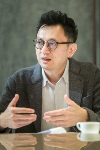 徐家健指如果最終協議不成，相信整體經濟或會捱一段時間，最壞是要「捱足四年」。