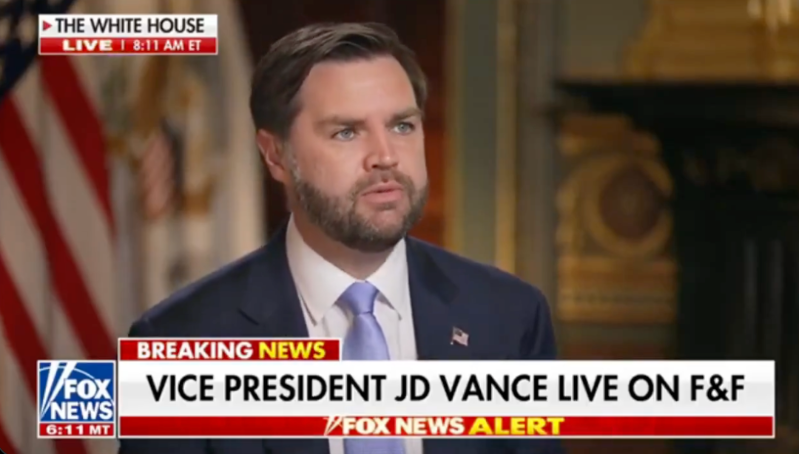 萬斯近日接受美國?？怂剐侣劸W采訪，在討論特朗普政府對華貿易政策時其用詞引發不滿。圖源：美國新聞網站BuzzFeed