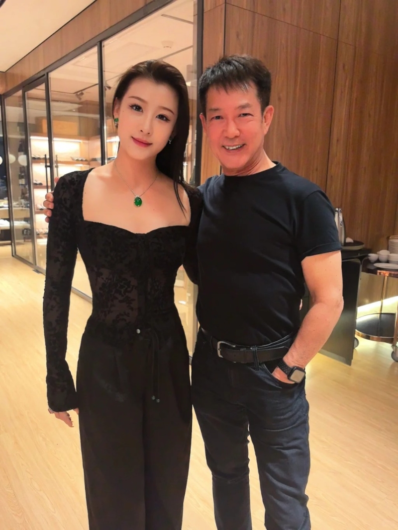 元彪近日現身廣西，跟美女舞蹈家梁岱青合照。