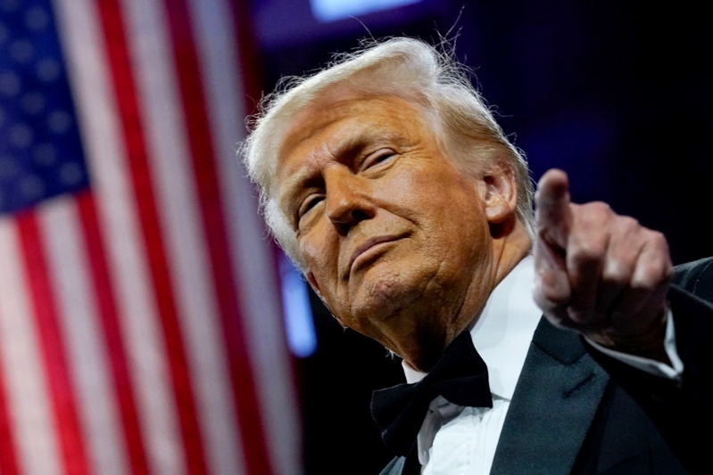 美國總統特朗普8日晚間表示，他曾告訴臺積電在美國設廠，否則要課100％關稅。路透社