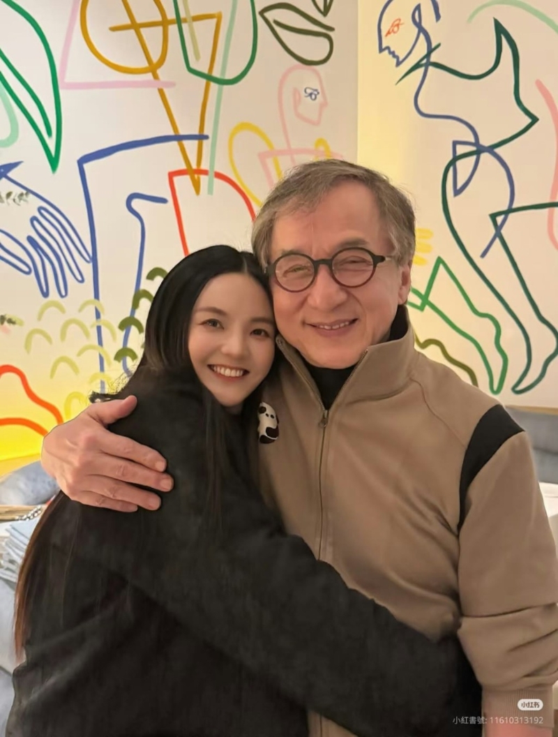 彭天穎近日分享與師父成龍的合照。