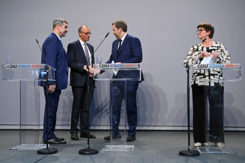 領導基民盟的總理候選人默茨（左二）與各黨就聯合政府達成協議。路透社