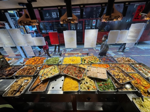 位于灣仔軒尼詩道的“老板娘家常飯”月前推出的兩餸飯放題優惠，成功引起全城關注