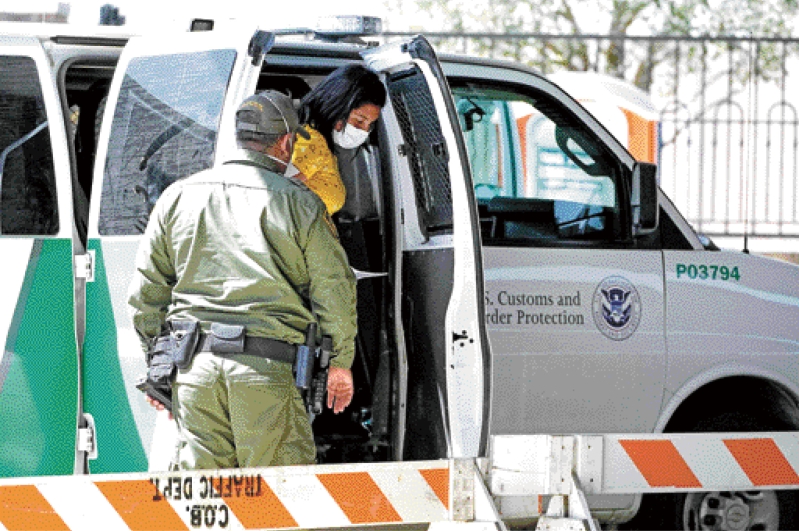 ?法庭裁定所有14歲以上的無證移民要向聯邦政府登記，并在出門時隨身攜帶證件。圖為海關和邊境保護局官員為獲釋移民開門。美聯社資料圖片