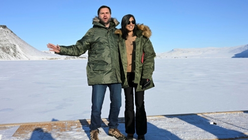 萬斯與妻子烏莎訪問格陵蘭期間在戶外合照。 美聯社