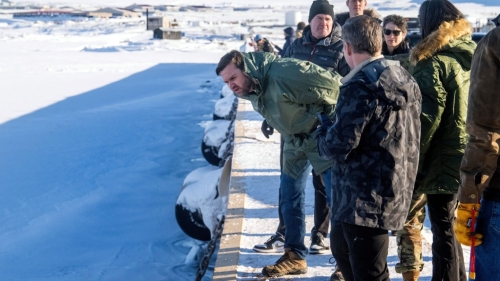 萬斯視察位于格陵蘭的美軍皮圖菲克太空基地并發表演說。 美聯社