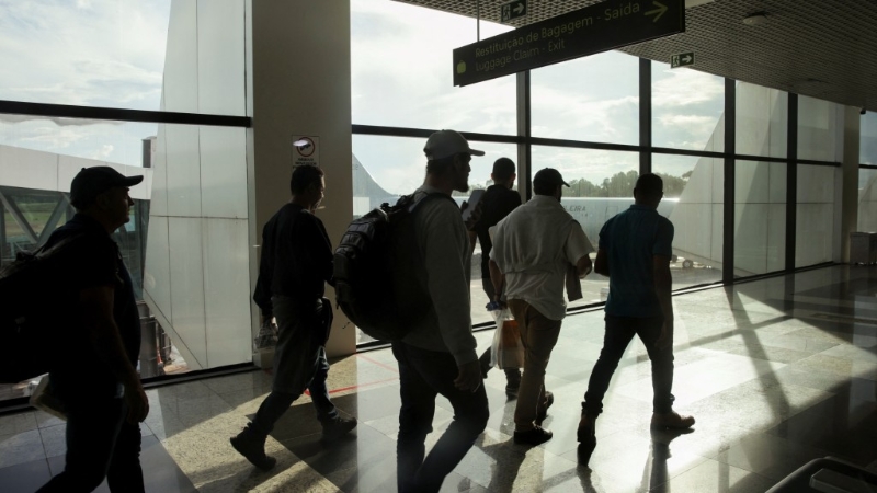 被美國驅逐的巴西移民在馬瑙斯轉乘巴西空軍的飛機。