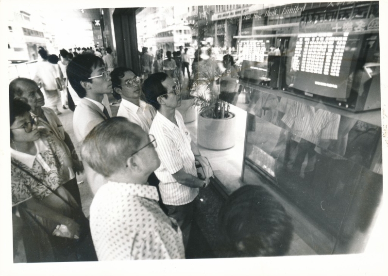 1987年股市瘋狂暴瀉下，商業區的股價傳真吸引大批股民圍觀市況。資料圖片