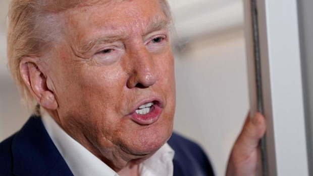 特朗普“國王”忙打小白球赴晚宴 特朗普“國王”忙打小白球赴晚宴