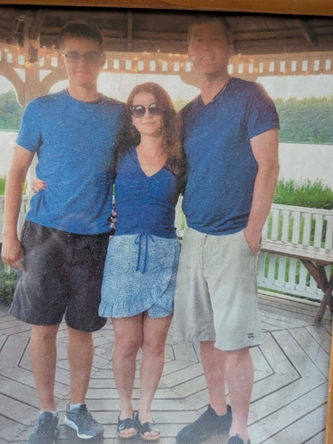 卡薩普（左一）和母親及繼父合照?？ㄋ_普家人圖片