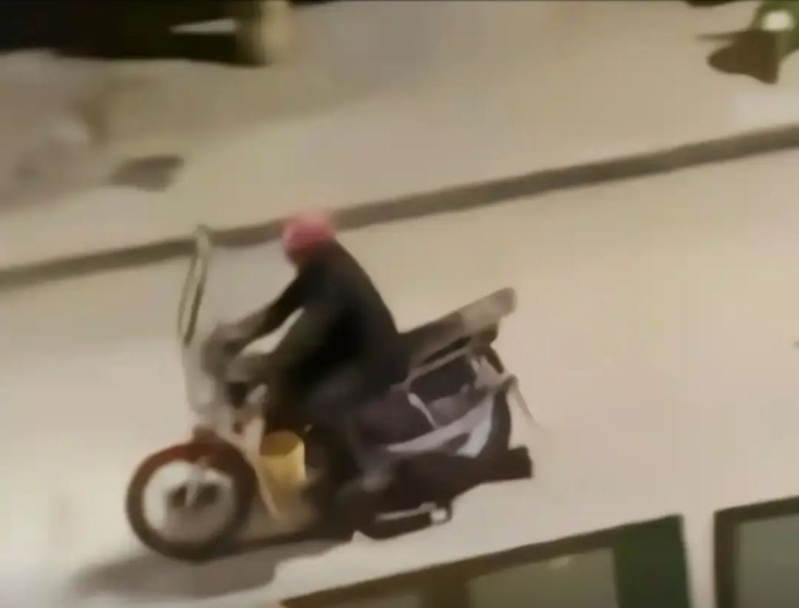 疑兇作案后騎電單車逃離現場。微博