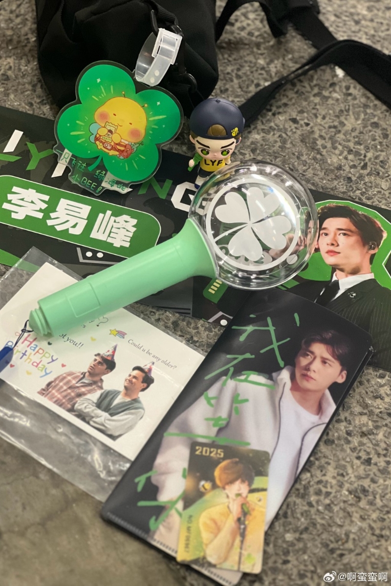 李易峰粉絲自組應援團。微博@啊蠻蠻啊