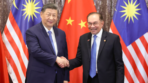 4月16日下午，國家主席習近平同馬來西亞總理安瓦爾在布特拉加亞總理官邸舉行會談。會談后，兩國領導人共同見證中馬雙方交換雙邊合作文本。這是習近平同安瓦爾握手。