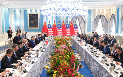 4月16日下午，國家主席習近平同馬來西亞總理安瓦爾在布特拉加亞總理官邸舉行會談。