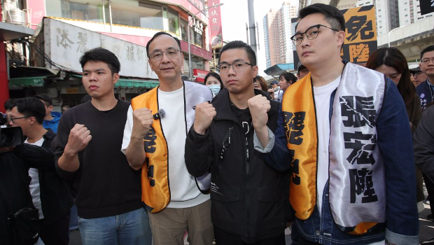 國民黨主席朱立倫(右三)17日赴板橋為罷免民進黨“立委”張宏陸的團體打氣 國民黨主席朱立倫(右三)17日赴板橋為罷免民進黨“立委”張宏陸的團體打氣