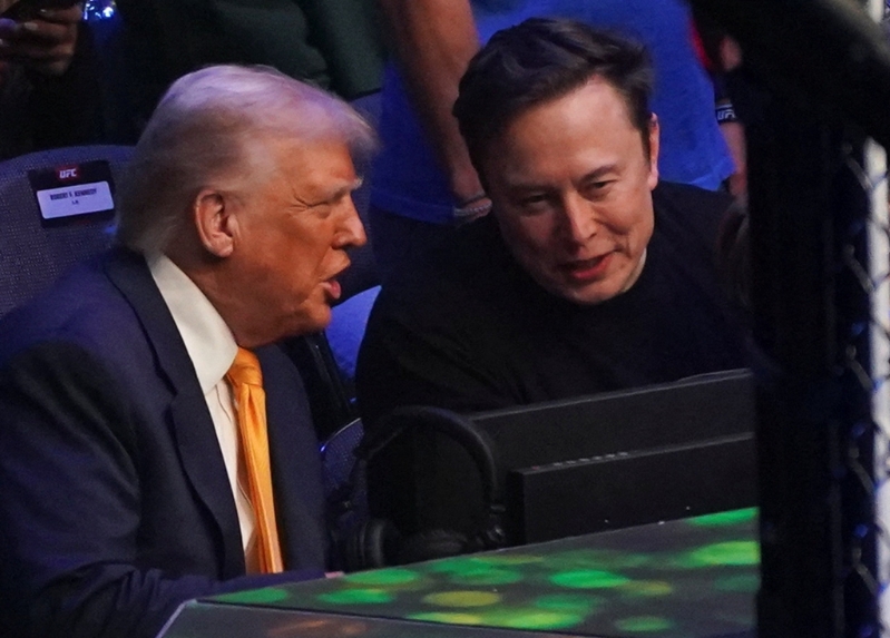 美國總統川普和他的億萬富翁左右手馬斯克13日在美國佛州邁阿密卡西亞中心（Kaseya Center）觀賞 「UFC 314」賽事。（路透）