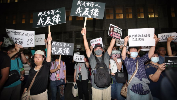 檢調偵辦罷免死亡連署案，國民黨支持者17日晚間聚集在北檢外，高喊口號抗議