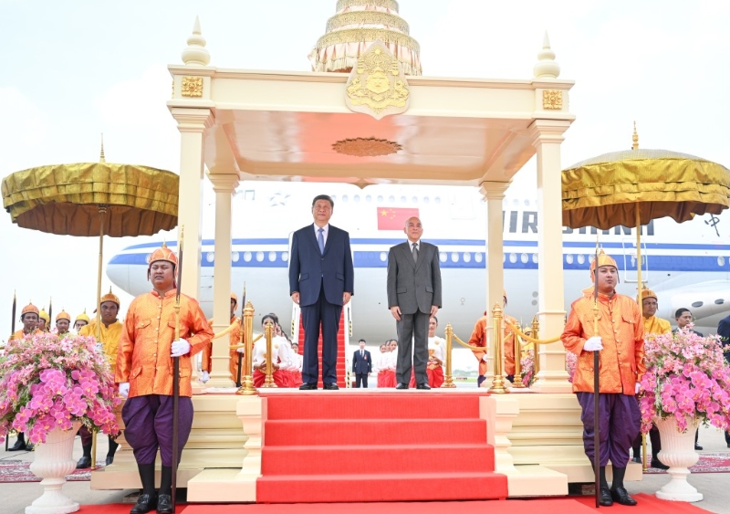 柬埔寨國王西哈莫尼親到機場迎接習近平。  新華社.jpg