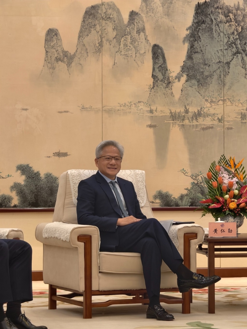 黃仁勛沒穿著招牌黑色皮衣，而是穿西裝打領帶，非常少見。