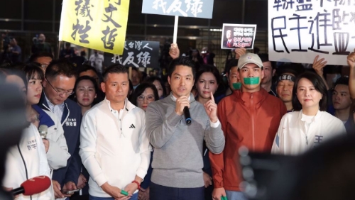 檢調偵辦罷免死亡連署案，國民黨支持者17日晚間聚集在北檢外，臺北市長蔣萬安（中）到場聲援，并拋出個人支持倒閣。