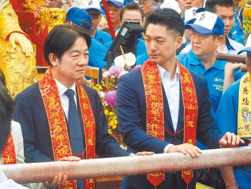 賴清德總統（左）與臺北市長蔣萬安（右），19日出席松山慈惠堂遶境活動，兩人同場互動冷冰冰。（趙雙杰攝）